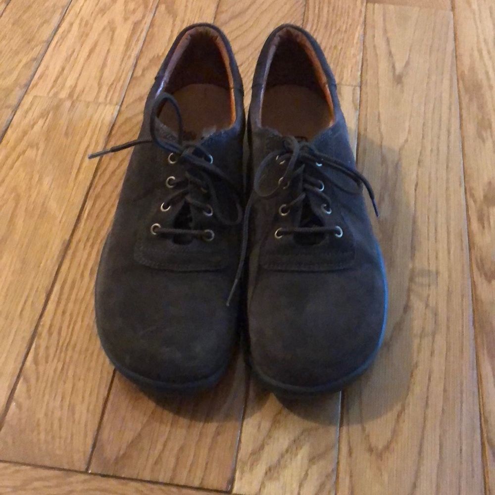 Like new suede footprints shoes